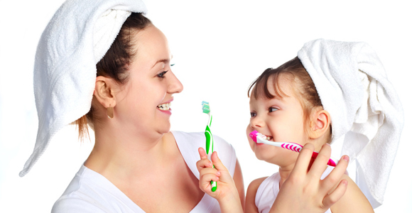 Lui apprendre à se brosser les dents Lui apprendre à se brosser les dents