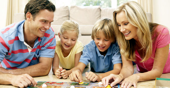 Premiers jeux de socit en famille avec les enfants